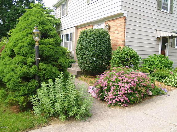 2nd image of 2261 Sylvan Ave SE