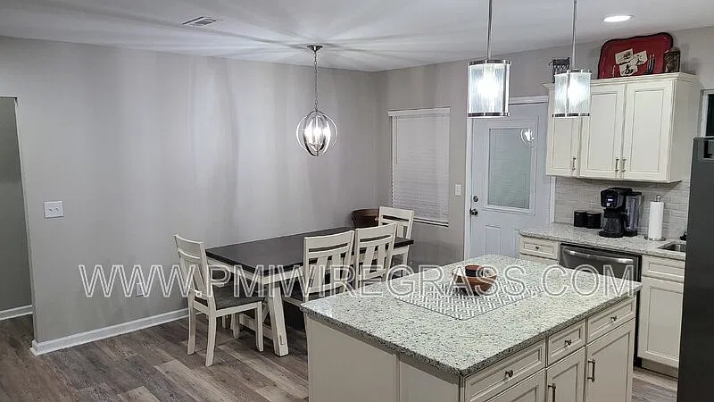 3 bed, 2.0 bath, 1416 sqft, $1,620 — Photo 2