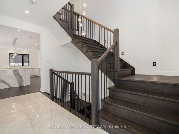 888 Melwood Ave, Ottawa, ON K2A 3C3