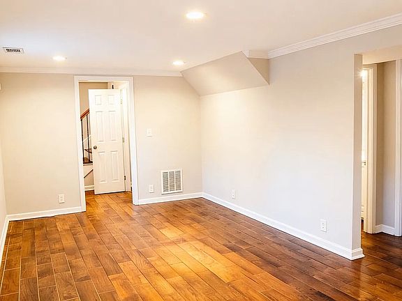 3rd image of 4365 York Rd