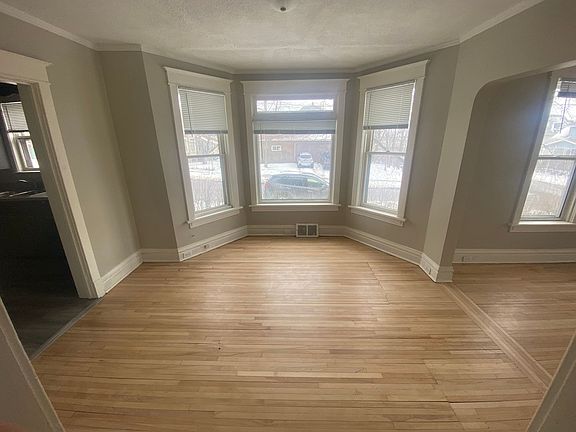3rd image of 3151 Vernon St