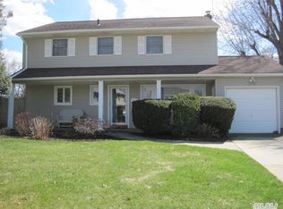 3840 Debra Ct, Seaford, NY 11783