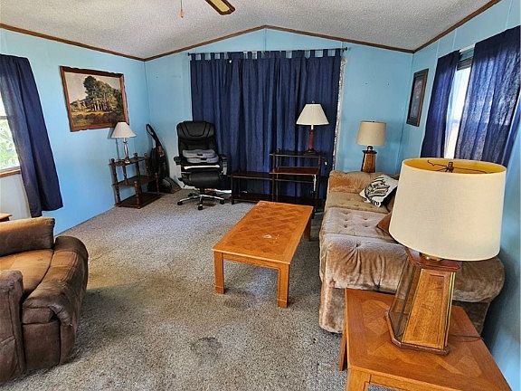 4th image of 200 Iowa Ln