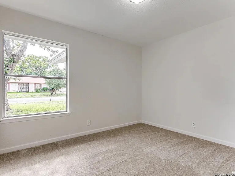 8214 Banbury Dr — Photo 6