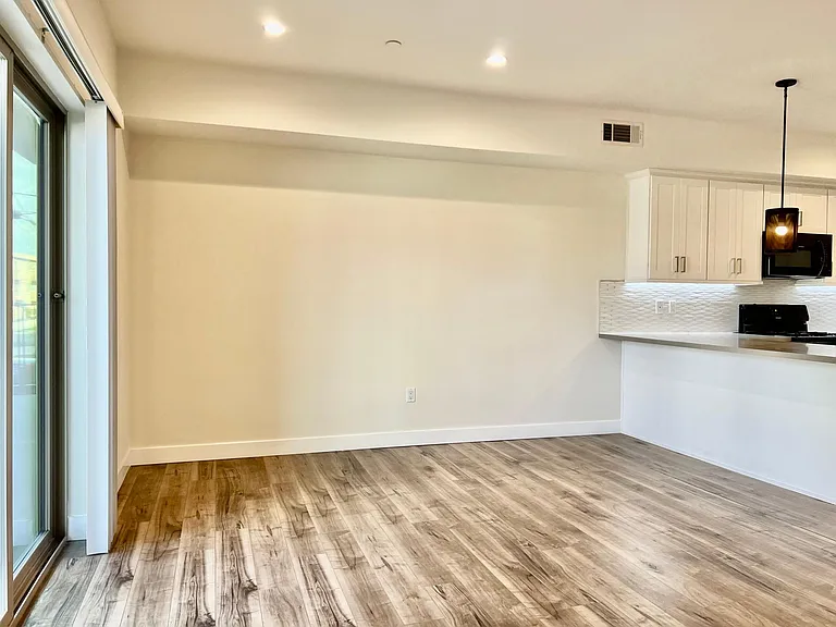 340 N Oxford Ave #202 — Photo 8