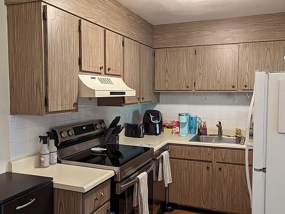 3rd image of 47 Jacqueline Rd #3