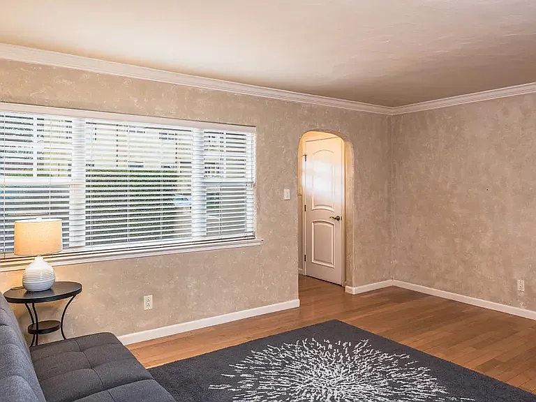 3 bed, 1343 sqft, $4,125 — Photo 4