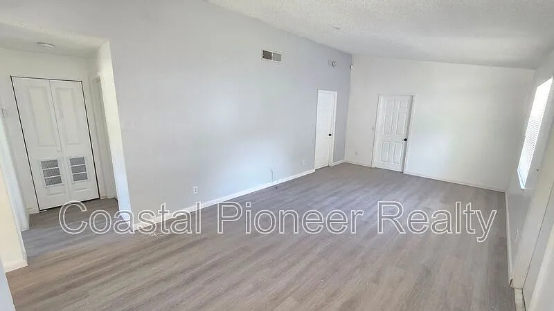 3 bed, 2.0 bath, 1079 sqft, $2,150 — Photo 4