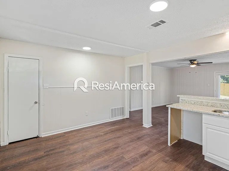 914 Valley Springs Dr — Photo 4