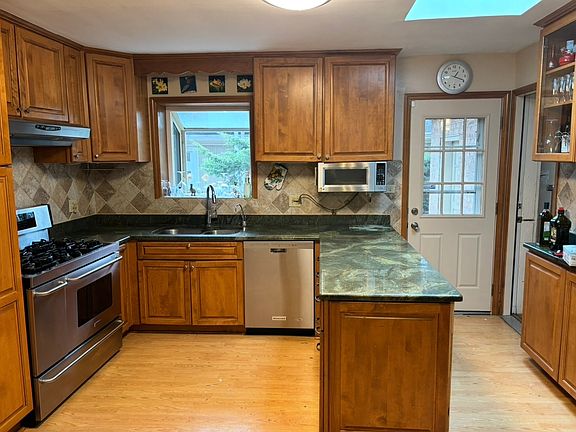 3rd image of 2606 Wilmette Ave