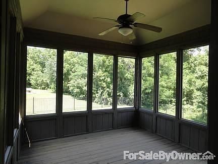Porch : big screened in porch, ceiling fan, great for hot summer days or nights