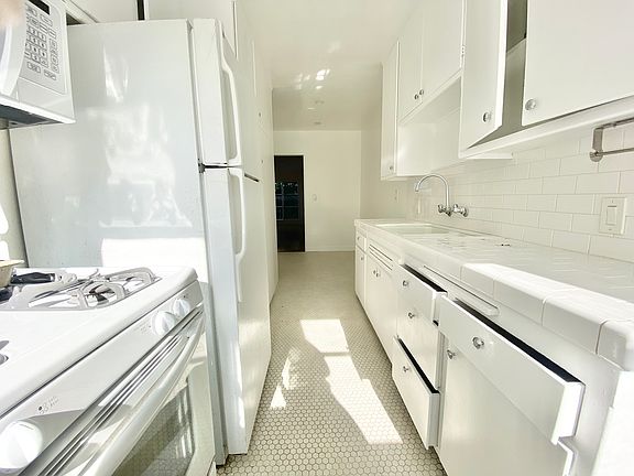 5th image of 2201 Oak St #D
