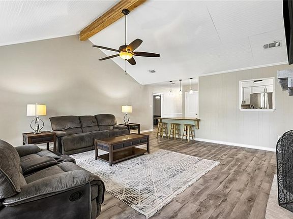 3rd image of 412 Water Oak Ln