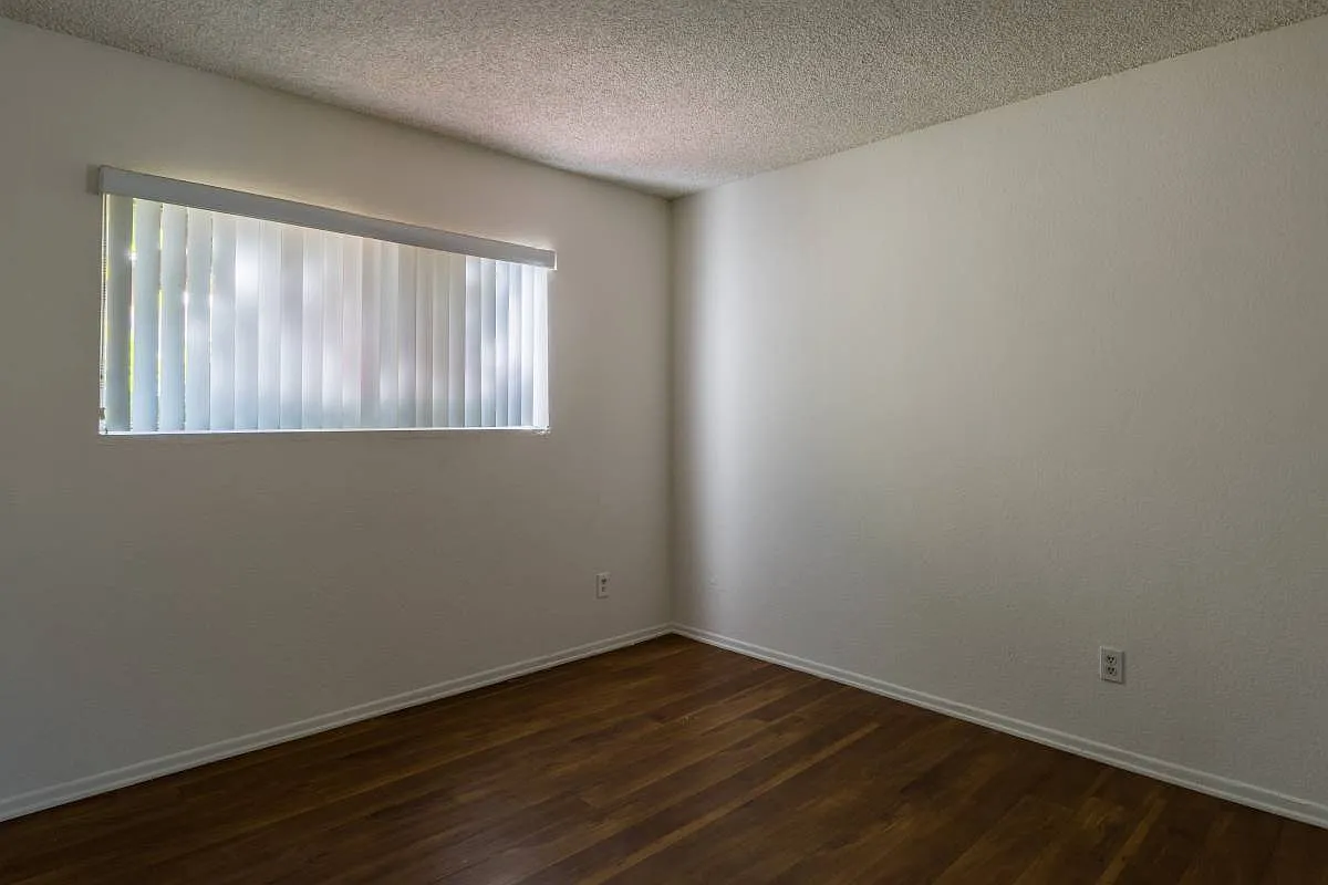 18404 Collins Street — Photo 3