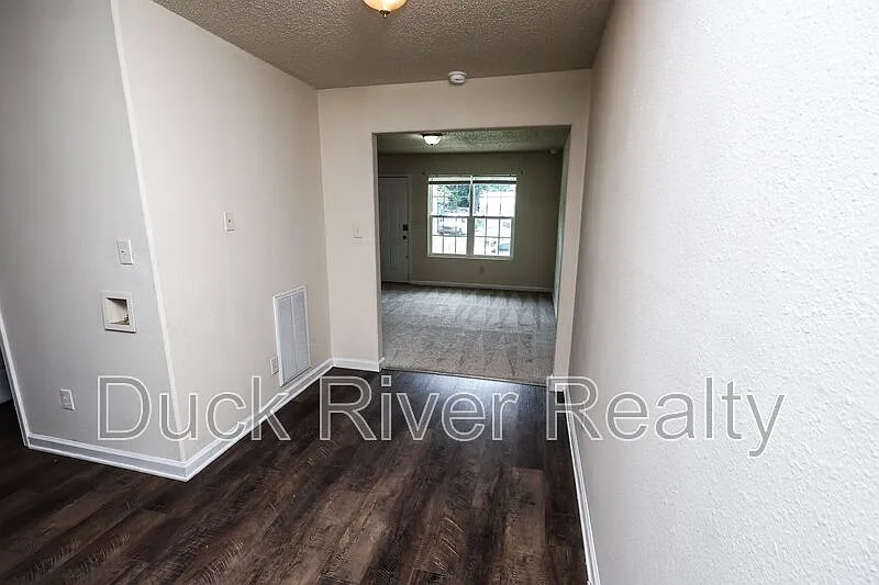 2 bed, 1.0 bath, 952 sqft, $1,050 — Photo 4