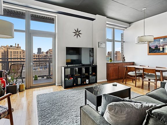 3rd image of 1000 W Leland Ave APT 9G