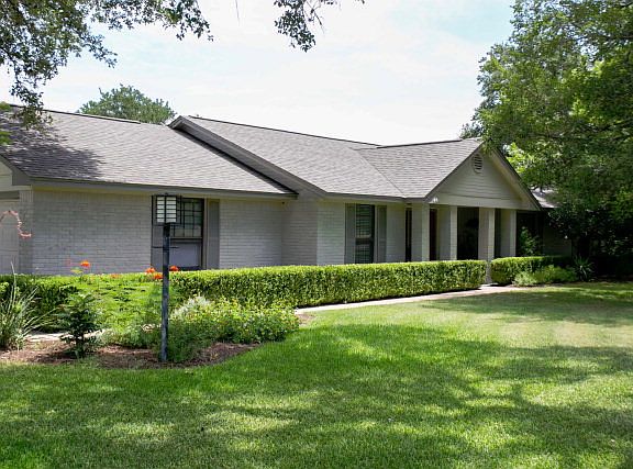 2nd image of 324 Live Oak Dr
