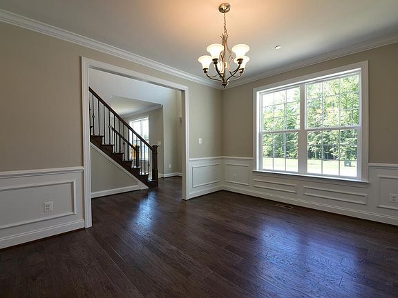 4th image of 720 Lazy Creek Ln
