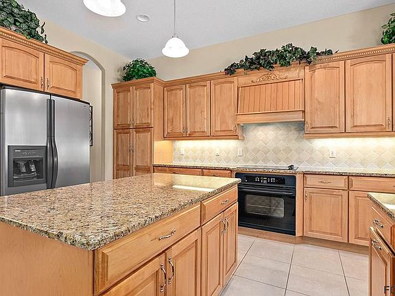 4th image of 19 Lakeside Pl W