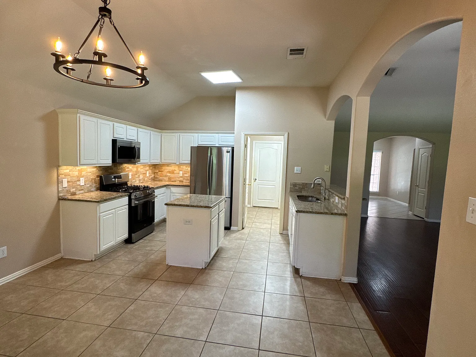4 bed, 1986 sqft, $2,495 — Photo 2