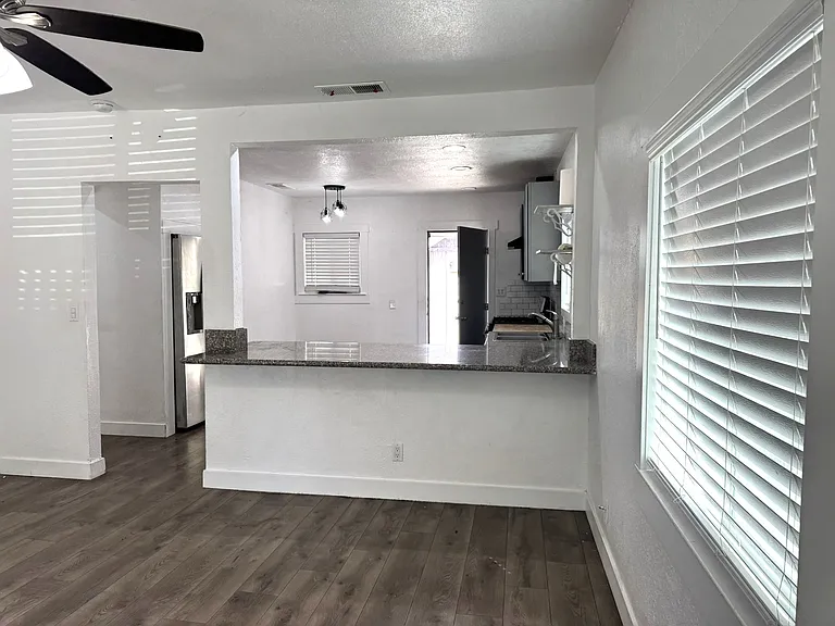 1532 N Calaveras St — Photo 11