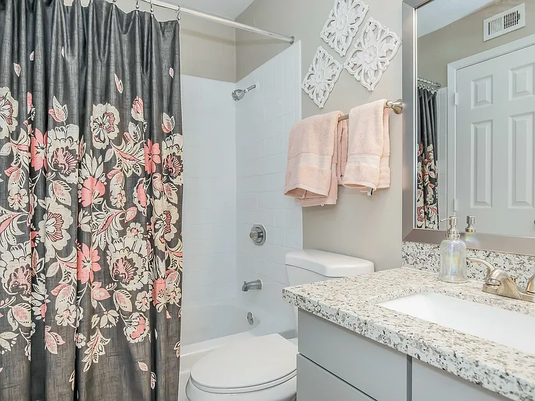 Del Lago Apartments — Photo 16