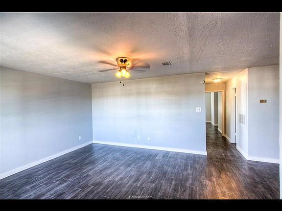 2nd image of 812 Navarro Dr APT B