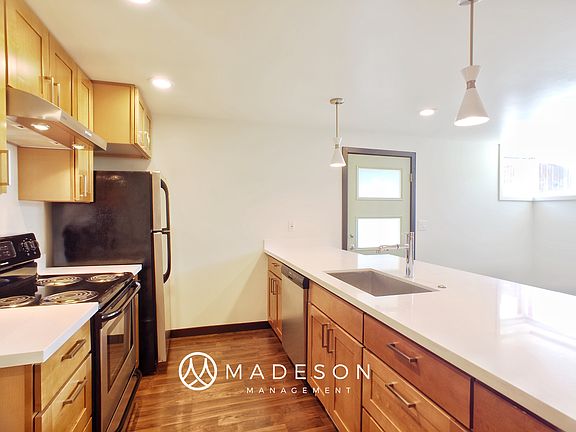 4th image of 913 N 85th St #D