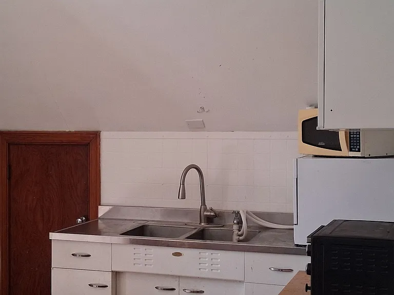 172 E Green St #B — Photo 14