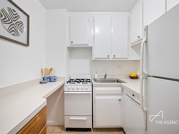 3rd image of 115 E 9th St APT 17R