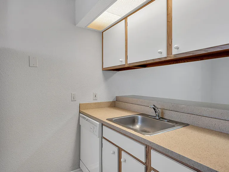 Woodlake Apartments — Photo 59