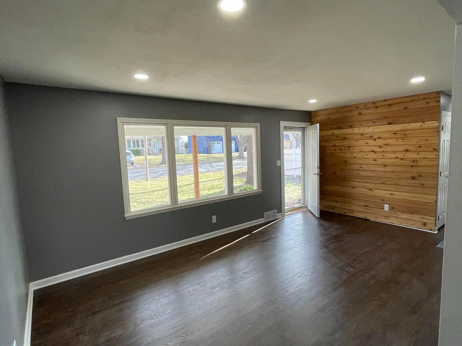 3 bed, 1350 sqft, $1,900 — Photo 2