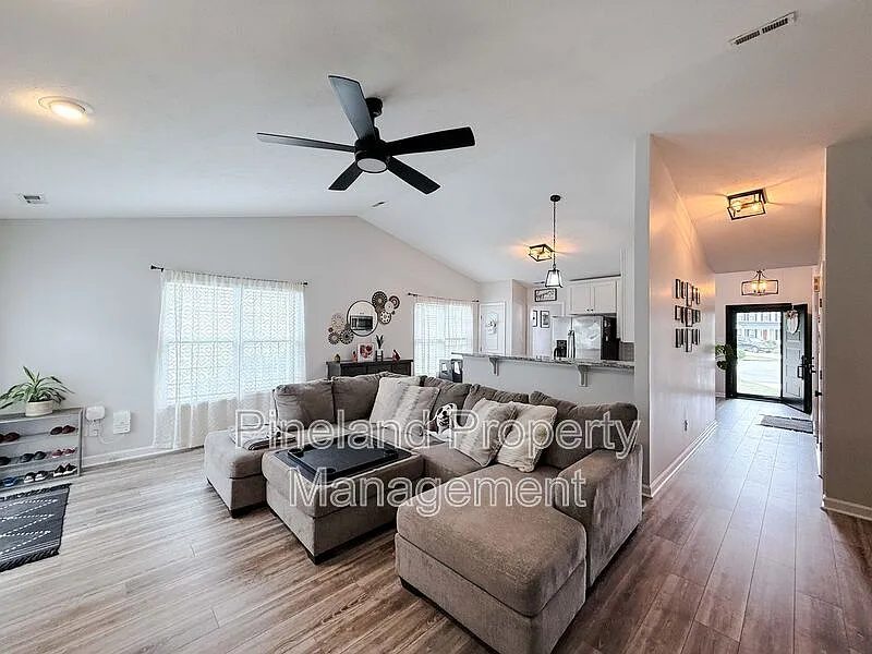 3 bed, 2.0 bath, 1989 sqft, $1,900 — Photo 4