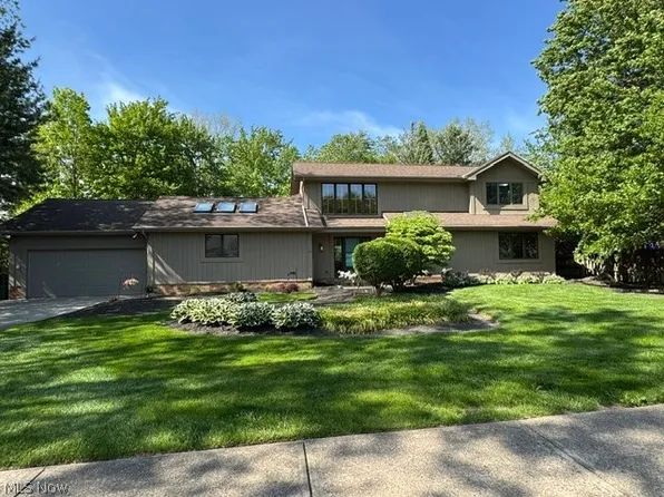 6319 Woodhawk Dr, Mayfield Heights, OH 44124
