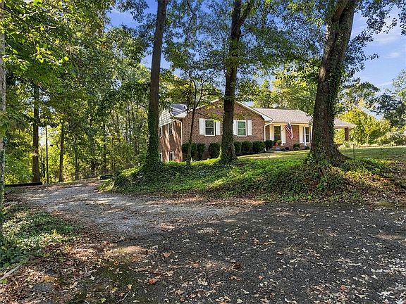 3rd image of 500 Pinewood Dr