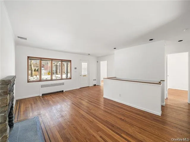 4 bed, 2.0 bath, 1302 sqft, $5,200 — Photo 2