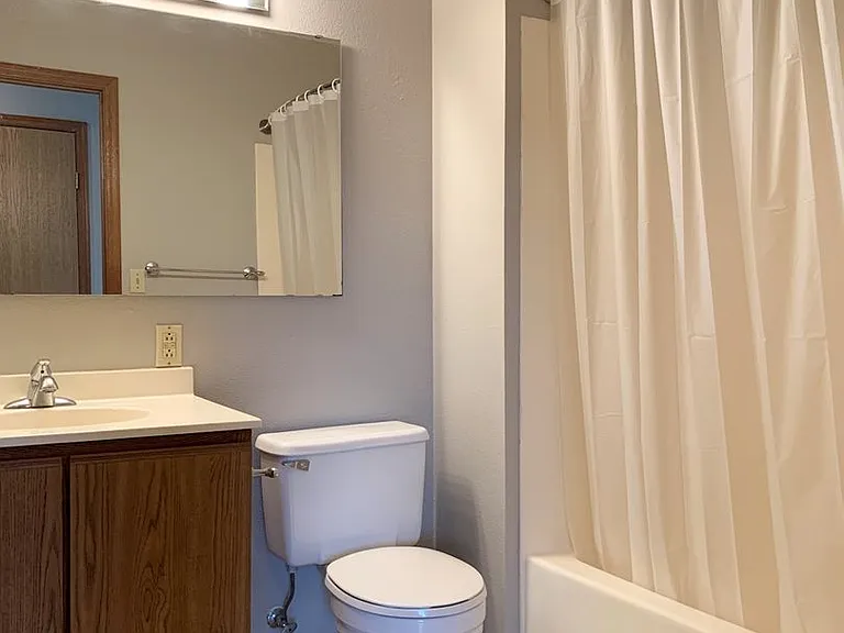 121 W Lind St — Photo 13