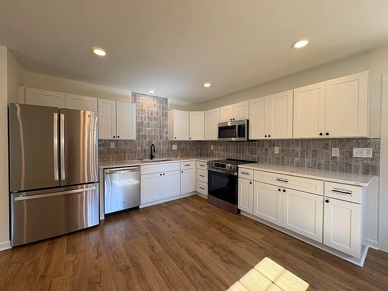821 Grantland Dr — Photo 7