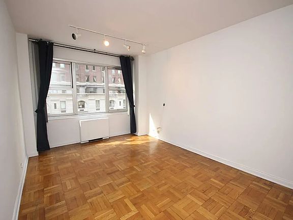 3rd image of 77 W 55th St APT 4G