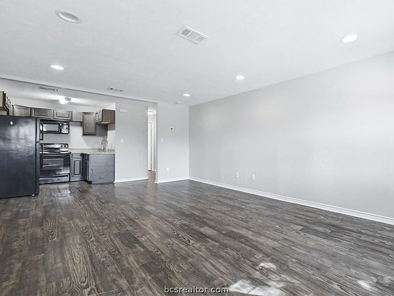 4th image of 814 Mitchell St