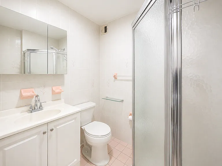 215 E Broadway #2R — Photo 9