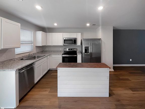 5th image of 142 Castlebrook Dr
