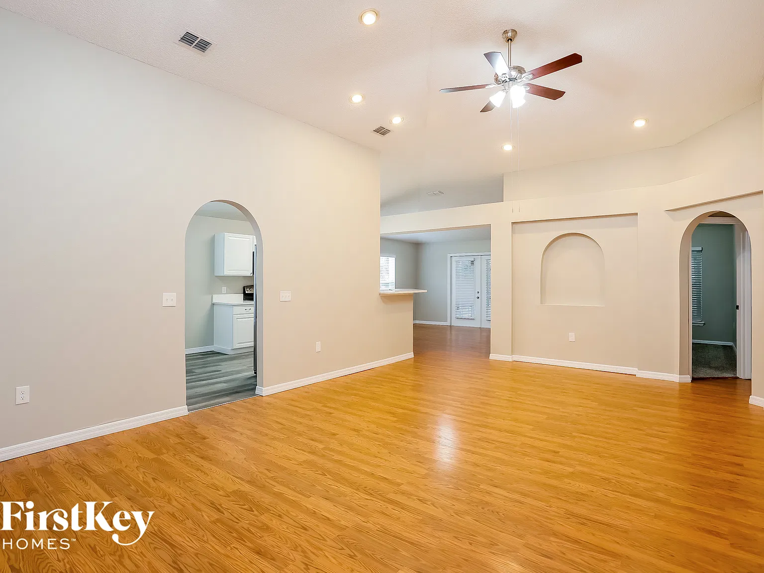 4 bed, 2.0 bath, 2075 sqft, $3,285 — Photo 4