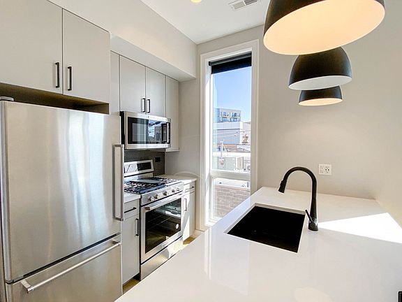 3rd image of 1052 W Cornelia Ave #402