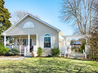 28 Oak St, Westhampton Beach, NY 11978