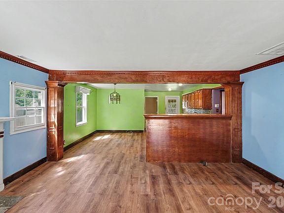 3rd image of 1212 Meadow Ln