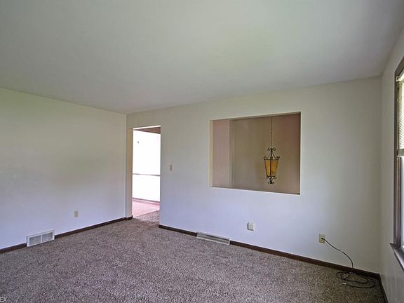 4th image of 11 Ida Dr