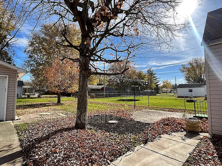 2704 S Macedonia Ave — Photo 4