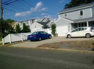 19 Deer Lake Dr, North Babylon, NY 11703