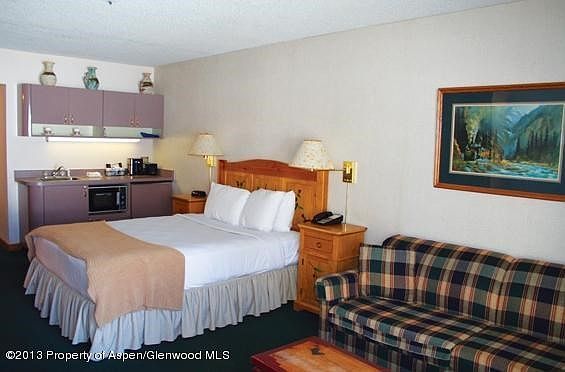 Bed/Sitting Area